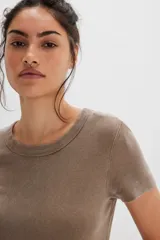 Remera de algodón acanalado color marrón topo, de calce entallado, con escote redondo, mangas cortas y efecto desgastado en las costuras.