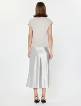 Falda midi de satén color plateado, con cintura elastizada.