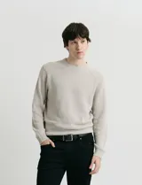 Sweater de punto inglés con escote redondo y mangas largas. Presenta cuello y puños terminados en punto canalé.