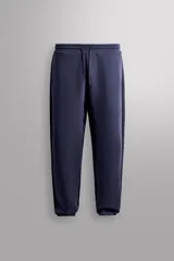 Pantalón jogger relaxed fit Zara Athleticz de tejido técnico compacto elástico con mezcla de algodón. Presenta cintura elástica ajustable con cordón, bolsillos laterales en la cadera, bolsillo trasero con cierre de cremallera, bajo ajustable con elástico y detalle de logo estampado en la pernera.