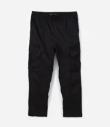 Pantalón cargo recto color beige, con cintura elástica ajustable con cordón, bolsillos laterales tipo cargo con solapa y bolsillos con cremallera.