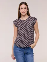 Blusa de gasa ligera con diseño geométrico en tonos oscuros, escote redondo, mangas cortas y bolsillo frontal aplicado. Presenta un ruedo redondeado y silueta relajada.