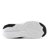 Championes New Balance 413, color negro con logo blanco y suela blanca, ideales para running.