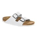 Sandalia Birkenstock modelo Arizona con dos correas ajustables con hebillas metálicas, plantilla de corcho anatómica y suela de goma blanca.