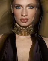 Catsuit anatómico negro de lycra elastizada, con capucha y escote pronunciado.