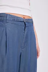 Pantalón casual ancho de Liocel color azul, con pliegues frontales y tiro alto.