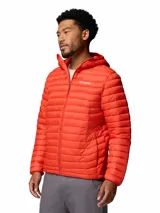 Campera acolchada con capucha, diseñada con tecnología Omni-Shield para repelencia a la humedad y aislamiento térmico Thermarator de poliéster reciclado. Cuenta con cierre frontal, bolsillos laterales con cremallera, protector de mentón y dobladillo ajustable.
