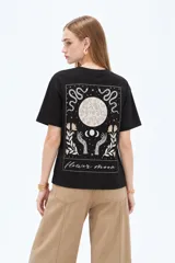 Remera blanca de manga corta, cuello redondo a la base y diseño holgado, confeccionada en algodón.