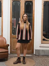 Pollera pantalón de corte recto y diseño minimalista, con cierre lateral y detalle de bolsillo tipo ojal en la parte frontal.