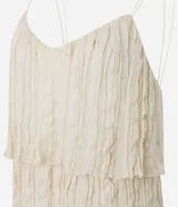 Vestido midi de corte evasé confeccionado en chiffon, con diseño de capas superpuestas, breteles finos y escote en U. Cuenta con forro interior.