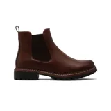 Bota tipo chelsea de cuero color marrón, con paneles elásticos laterales, suela track dentada y costuras decorativas en el borde de la suela.