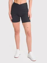 Calza biker negra de tiro alto, con pretina en V y bandas de silicona en el interior para mayor sujeción.