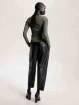 Remera de manga larga color verde oliva, de corte slim, con textura acanalada y sutil acabado metalizado.