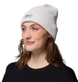 Gorro tipo beanie de tejido acanalado en color blanco hueso, con borde doblado y parche frontal de la marca Columbia Sportswear.