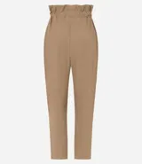 Pantalón carrot color beige confeccionado en viscosa, con cierre delantero en cremallera y cintura elástica.