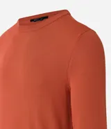 Suéter masculino de cuello redondo y manga larga, confeccionado en tejido de punto liso. Presenta un diseño básico y versátil, ideal para uso diario.