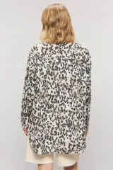 Camisa oversize de algodón con estampado animal print, cuello camisero, manga larga y cierre frontal con botones.