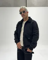 Campera de jean negra con forro interno y cuello de corderito.