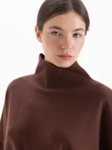 Polera de tejido de punto color marrón, con cuello alto y diseño holgado de corte oversize.