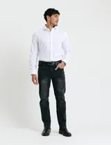 Camisa de vestir blanca de manga larga, con cuello clásico y cierre frontal de botones.