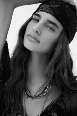 Collar corto de estilo multicapa compuesto por varias cadenas finas que combinan eslabones metálicos plateados y pequeñas cuentas de vidrio en color negro.