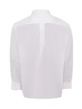 Camisa de vestir RKF de corte regular, color blanco con finas rayas verticales rosadas. Presenta cuello italiano, cierre frontal con botones, bolsillo en el pecho con logo bordado y puños con botones.