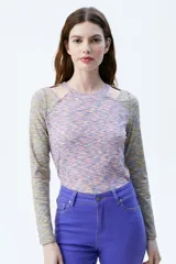 Remera de rib melange en colores combinados, con calce al cuerpo, escote a la base y aberturas en los hombros.