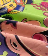Remera de algodón color azul marino con cuello redondo y mangas cortas. Presenta un diseño estampado en la espalda con personajes de Bob Esponja y Patricio Estrella en estilo artístico colorido.