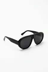 Lentes de sol con armazón negro de diseño envolvente y estilo aviador, con micas oscuras.