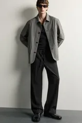 Sobrecamisa gris de corte regular fit con textura, cuello solapa, cierre frontal de botones, bolsillos de parche en el pecho y los laterales, y mangas largas con puños abotonados.