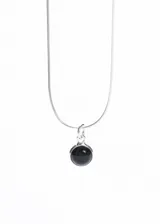 Collar con cadena de plata 925, tipo serpiente, y un dije colgante con una piedra natural ónix redonda engarzada en plata.