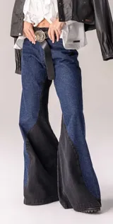 Jean wide leg de tiro alto en combinación de denim azul y negro, con diseño bicolor de paneles laterales en contraste y corte acampanado.