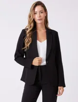 Blazer sastrero negro de corte entallado, con cuello de solapa, hombreras, cierre frontal con un botón y bolsillos laterales con solapa.