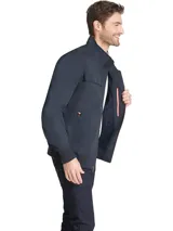 Campera bomber Tommy Hilfiger azul marino con cuello alto, cierre frontal con cremallera, dos bolsillos laterales con cremallera, puños y bajo elásticos. Tiene el logo de Tommy Hilfiger bordado en el pecho y un parche con el logo en la manga izquierda. El interior del cuello tiene detalles en rojo, blanco y azul.