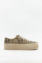 Zapatillas bajas con estampado animal print, cordones blancos y plataforma de yute de 4,5 cm de altura.