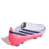 Championes de fútbol Adidas F50 Hyperfast League FG, color blanco con detalles en rosado y azul oscuro, con cordones y suela con tapones para césped natural firme.