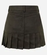 Short pollera de gamuza sintética color verde oliva, con diseño de tablas en el ruedo, cintura con trabillas y bolsillos delanteros.