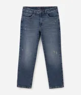 Pantalón de jean corte slim color azul claro con efecto de lavado desgastado. Cuenta con cierre frontal con botón, pasadores para cinturón y bolsillos funcionales.