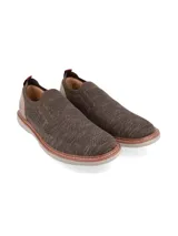 Zapato tipo slip on Hush Puppies modelo Apolo, confeccionado en tejido de poliéster color gris con refuerzo de gamuza en el talón y detalle de tirador rojo. Cuenta con suela de EVA Comfort Flex.