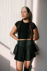 Short negro de tiro alto con cintura ancha y detalle de logo en el centro.