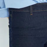 Pantalón de jean azul oscuro, de corte ajustado y tiro alto.