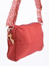 Bandolera negra acolchada con cierre superior y correa larga regulable.