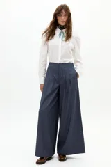 Pantalón de corte culotte extra ancho, tiro alto con pinzas frontales y cierre oculto. Confeccionado en tejido twill de color azul oscuro con textura sutil.