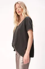 Remera negra de algodón con escote en V y mangas cortas.