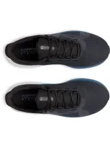 Championes de running Under Armour modelo Charged Pursuit 4, color negro con entresuela blanca y detalle degradado en azul. Presentan capellada de malla transpirable y tecnología Charged Cushioning para mayor amortiguación.