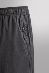 Pantalón slim fit Zara Athleticz de tejido técnico ligero y elástico en color negro, con cintura elástica ajustable, bolsillos con cremallera y bajos con elástico.