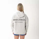 Canguro oversize de felpa premium, color gris melange, con capucha y diseño bordado en la espalda con el texto 'RESILIENCE BUILT IN SILENCE'.