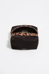 Neceser de tamaño grande con estructura blanda, exterior de nylon negro y asa superior con estampado de leopardo. Presenta el logo metálico de Bimba y Lola en el frente.
