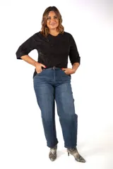 Remera negra de manga tres cuartos con escote en V y diseño estampado con detalles brillantes en el frente y las mangas.