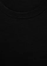 Remera negra de lino de manga corta y cuello redondo.